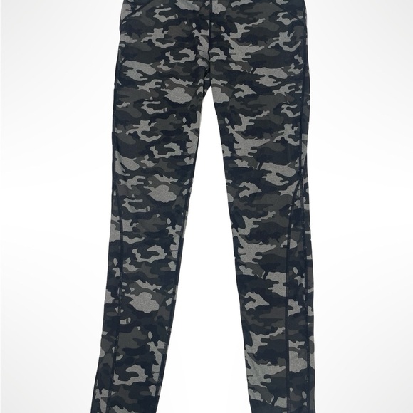 Fabletics street camo leggings size medium - Picture 3 of 4